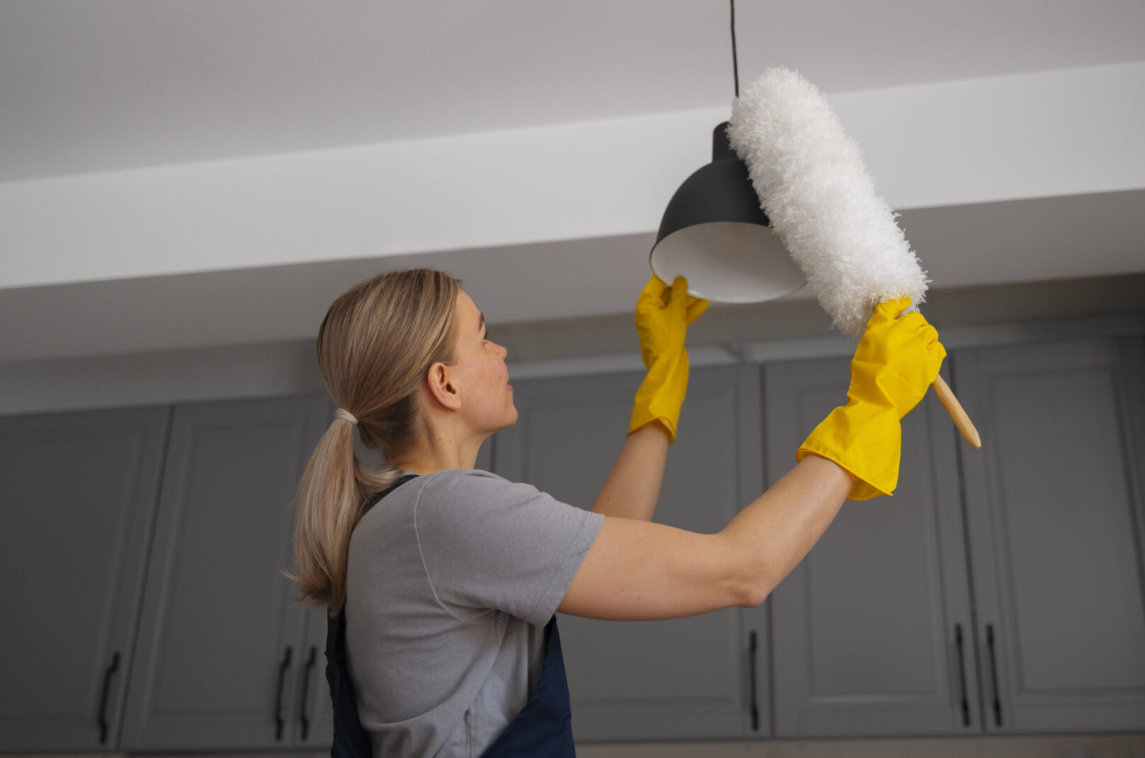 medium-shot-woman-cleaning-home (2)